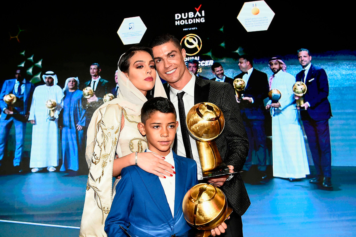 Cristiano Ronaldo met vriendin Georgina Rodriguez en zoon Cristiano Jr., tijdens de verkiezing van Speler van het Jaar in Dubai, 2018. Beeld AFP
