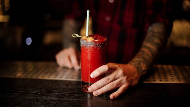 Irma: ‘Ik bestelde twee bloody mary’s. Eén uitspatting konden we wel betalen. Dacht ik’