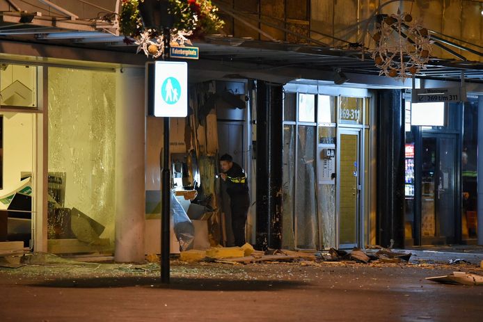 Vermoedelijk zijn er explosieven gebruikt tijdens de plofkraak bij de ABN Amro-vestiging.
