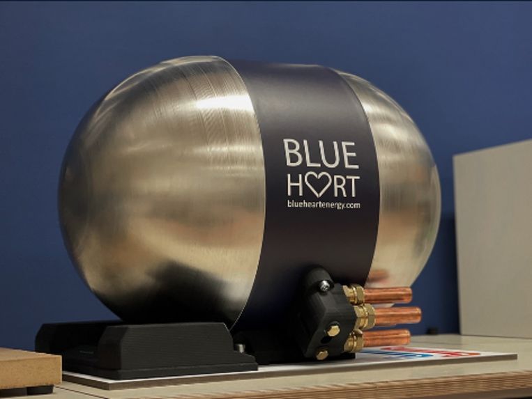 Een bescheiden bol van 55 centimeter doorsnee kan vanaf 2024 het hart worden van veel moderne warmtepomp-systemen. In de bol zit een warmtepomp die met geluid werkt, maar buiten de bol slechts het gezoem van een ijskast laat horen. De Nederlandse vinding gebruikt geen koudemiddel en is geschikt voor nieuwe én oude huizen. Beeld Blue Heart Energy
