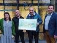 De organisatie van de rommelmarkt schonk een cheque van 1.000 euro aan de vrijwilligers die de drankstand ten voordele van Oekraïne bemanden.