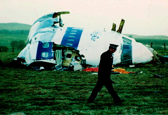 Een politieman wandelt langs de neus van de Pan Am-vlucht 103 die nabij het Schotse Lockerbie belandde na een terroristische bomaanslag in 1988.