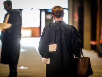 “Hij heeft mijn moeder volledig in zijn macht”: 74-jarige man riskeert celstraf nadat hij zoon van partner (85) ervan beschuldigt erfenis te stelen