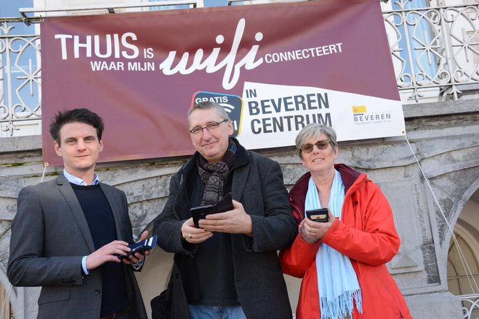 Schepen Filip Kegels met toenmalig centrummanager Stefaan Provost en voorzitter Aangenaam Winkelen Chantal Thielens bij de uitrol van het gratis wifi-netwerk in 2017.