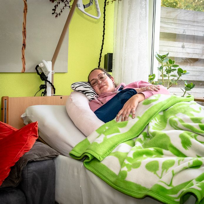 Suzanne wil haar huis laten aanpassen, maar dat lukt nog niet. ,,Ik heb de hele dag pijn.’’