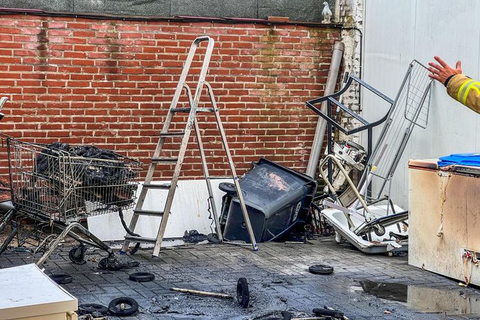 In een container achter een woning aan de Leenderweg in Eindhoven is dinsdag aan het eind van de middag brand ontstaan.