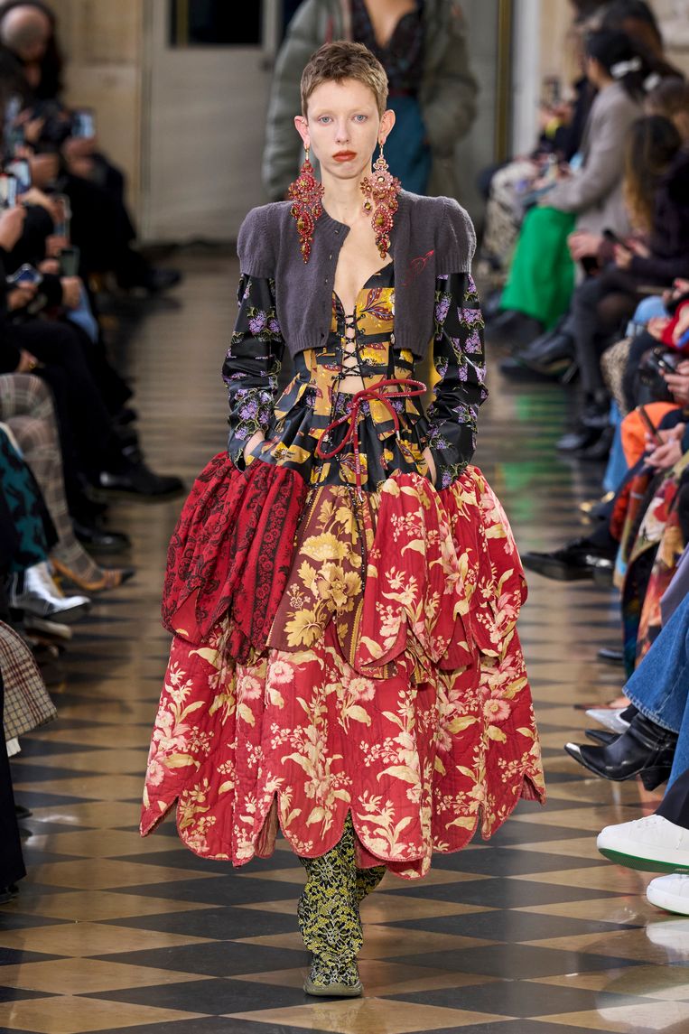 Vivienne Westwood herfst/winter 2023/24, ontworpen door Andreas Kronthaler. Beeld Launchmetrics