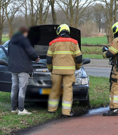 Heldhaftige bestuurder blust autobrand zelf met slootwater in Boxtel