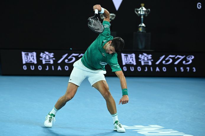 Djokovic werkte zijn frustratie uit op court en racket.