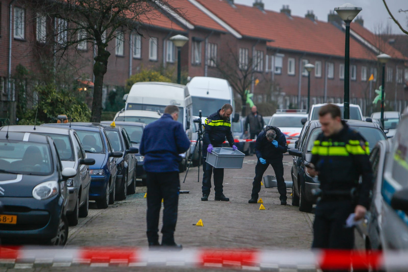 haar magneet Ochtend gymnastiek Explosief ontploft onder auto in Tongelre in Eindhoven, ook andere auto  beschadigd | Foto | ed.nl