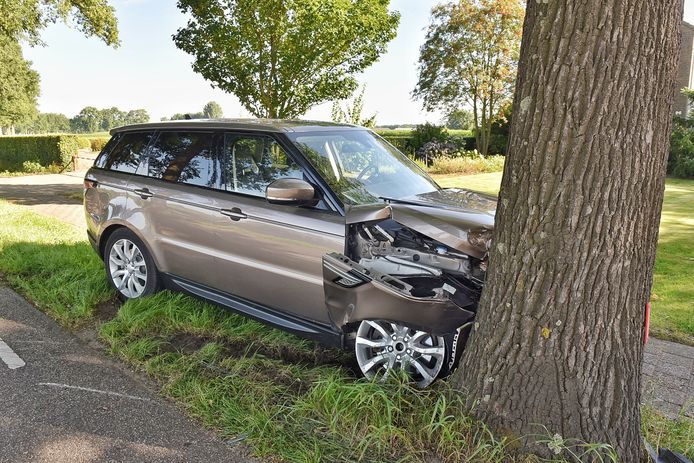 Range Rover botst tegen boom in Oisterwijk.