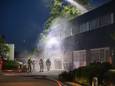 De brandweer probeert de brand te blussen.