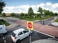 Verkeerspsycholoog verklaart: opvallende gele kleur stopbord op Oldenzaals kruispunt werkt averechts