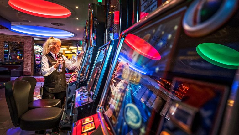 De gokautomaten worden gepoetst in het Flamingo casino in Hoorn Beeld Raymond Rutting