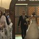 Prachtig: bruid loopt samen met vader de kerk binnen en verrast bruidegom enorm