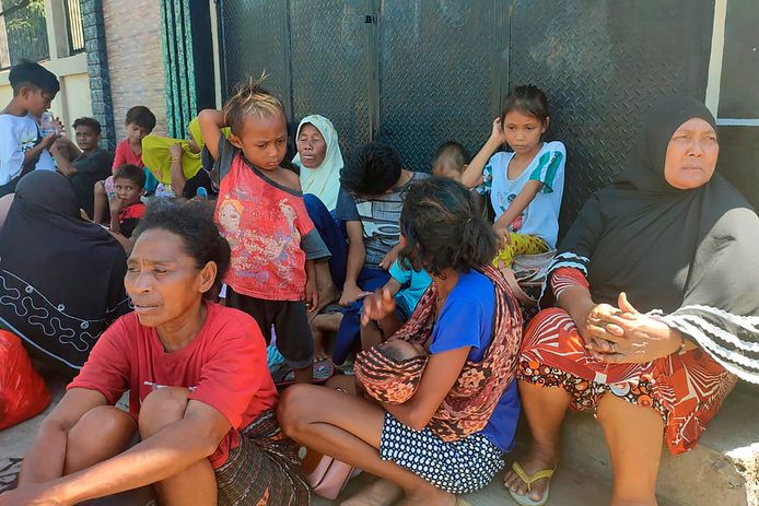 Bewoners wachten buiten na de zeebeving in Maumere in Indonesië.