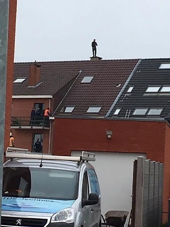 Een verwarde man kroop op het dak en gooide dakpannen naar beneden.