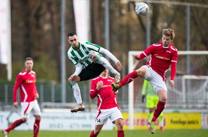 Quinn Vervelde van AZSV (rechts) in actie tegen SC Genemuiden.