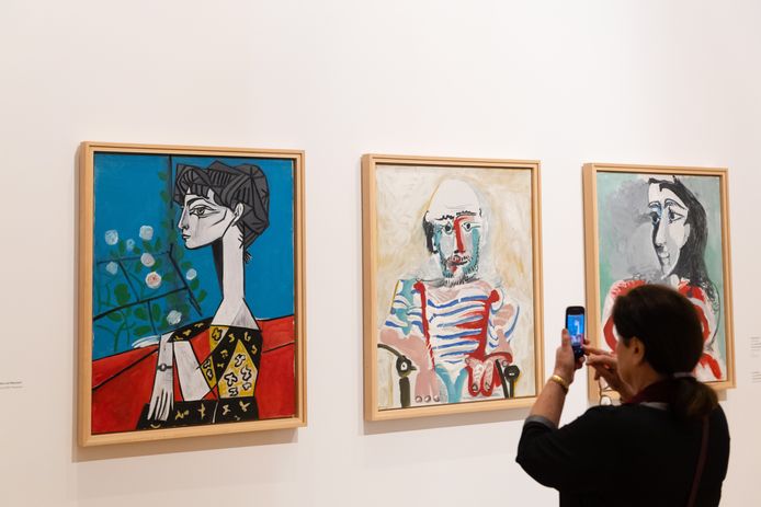 Een vrouw maakt foto's van de expositie ‘Picasso: The Late Work’, in het Barberini-museum in Potsdam.