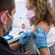 Helft minder besmettingen in gezin na één vaccin