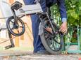 Bendes jagen op e-bikes en accu’s, ook in schuren: zo voorkom je diefstal