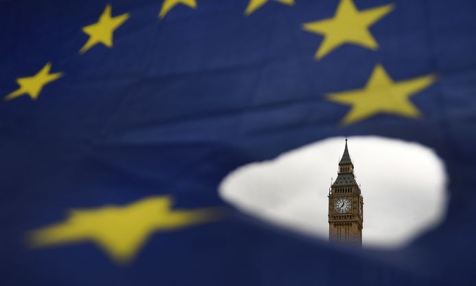 Een Europese vlag in Londen, met een gat waardoor de Big Ben te zien is.