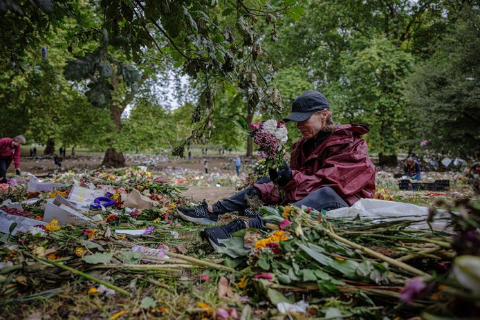 Vrijwilligers halen bloemen voor de Queen weg uit Londense parken.