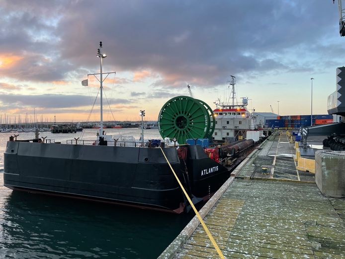 het schip Atlantis is in Bahrein gestart met de aanleg van kabels op de zeebodem.