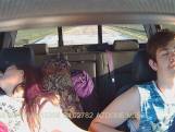 Un couple endormi au volant termine sa route dans un champ