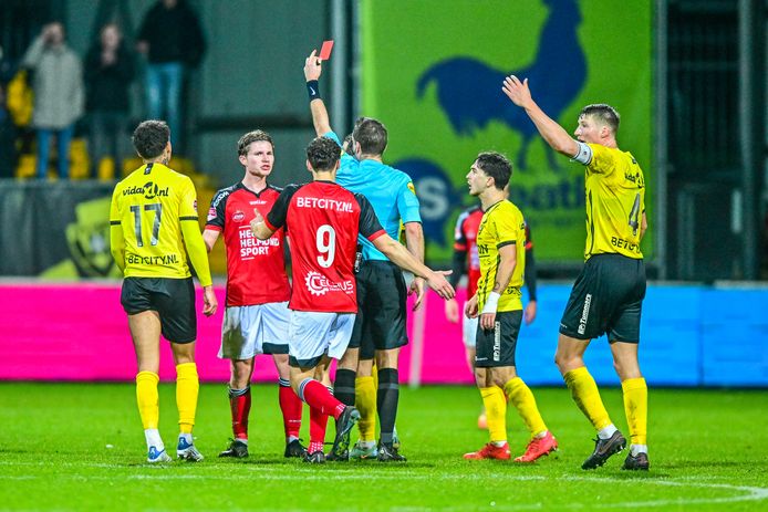 Arno Van Keilegom krijgt rood na zijn tackle op VVV'er Tristan Dekker (17).
