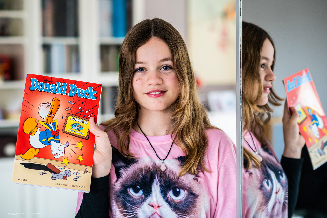 Caro Landman met haar nieuwe oude Donald Duck.