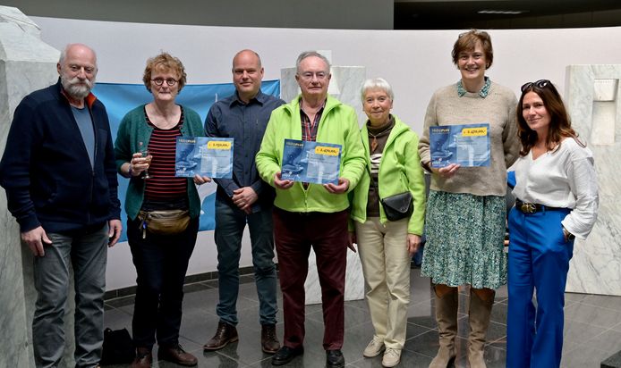 Pidpa overhandigde zaterdag in het gemeentehuis van Schilde cheques aan drie organisaties voor hun projecten in Afrika. V.l.n.r.: Pol Jonnet (voorzitter GROS Schilde), Tine Demeulenaere (Damiaanactie), Koen Snyers (Pidpa), Bob en Sonny Abbeloos-Singelyn (Vleugels van Hoop), Muriel Billiau (Stichting Hubi en Vinciane) en Marian Van Alphen (Open Vld-schepen voor Ontwikkelingssamenwerking)