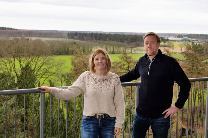 Myrthe Peters en Bram Timmers beheren een website over uitkijktorens. Op de foto staan ze in Reusel op de Oude Brandtoren.