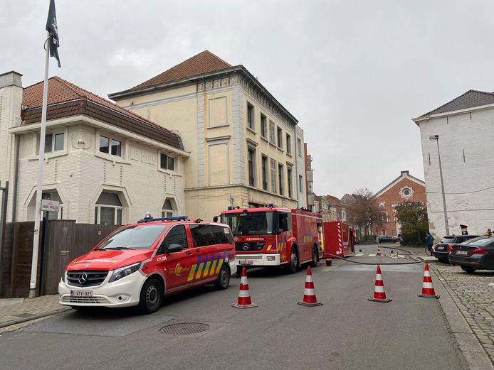 De brandweer is nog aan het nablussen