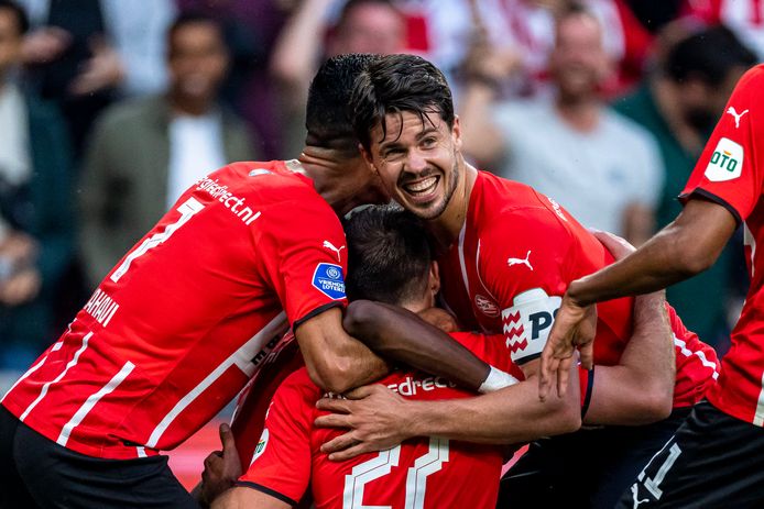 Marco van Ginkel (r) viert een feestje met Eran  Zahavi, Noni Madueke en Mario Götze. De aanvoerder van PSV is nu al een belangrijke factor in de ploeg van Roger Schmidt.