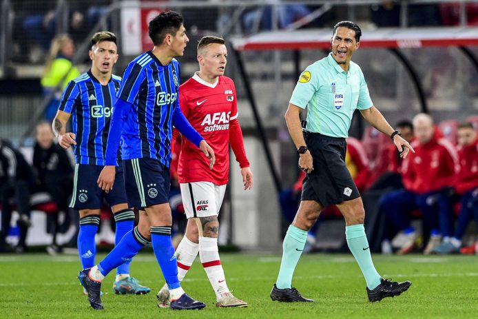 Referee Serdar Gözübüyük was busy, because both teams were very irritated.