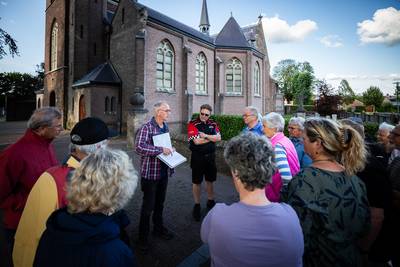 Generaal Knubbel vertelt over het eerste knipperlicht in de regio tijdens wandelingen door Riethoven