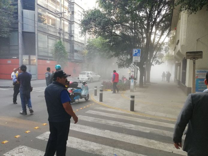 Mensen staan inMexico-Stad op straat tijdens een aardbeving.