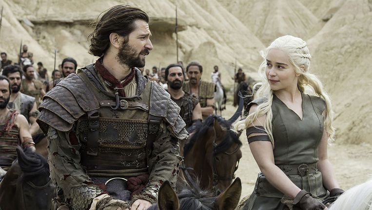 Michiel Huismas (links) en Emilia Clarke (rechts) in Game of Thrones. Beeld 