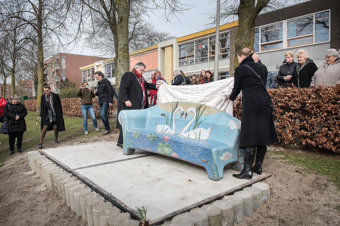 De onthulling van de bank ter herinnering aan de fatale brand trok veel nabestaanden.
