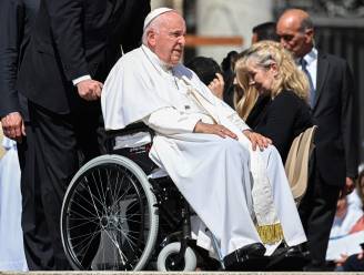 Paus Franciscus naar ziekenhuis voor buikoperatie