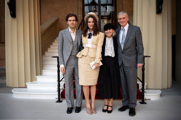 Keira Knightley, met haar man James Righton en haar ouders Sharman Knightley en Kevin William Knightley