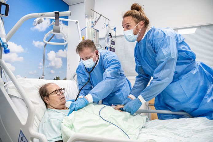 Intensivist Aernout Lahaije (links) van het SGJ Weert.