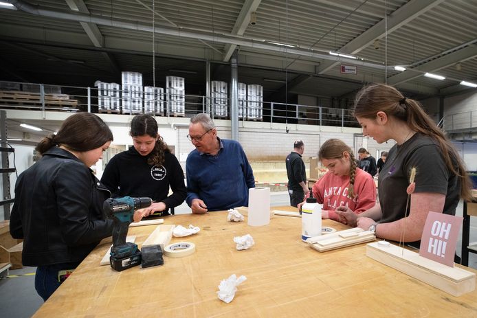 Stagiair Joy Stevens (rechts) geeft uitleg aan meiden van het Pius X-College tijdens de techniekdag bij Redie Interieurs in Oirschot.