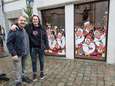 Gewapend met verf en penseel brengen vader en zoon kerstsfeer in de straten: “Ook wie geen kerst viert houdt van onze raamdecoraties”