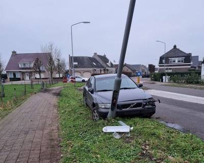 Dronken man zonder rijbewijs knalt tegen lantaarnpaal in Made