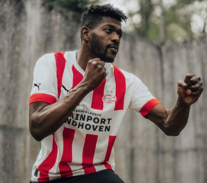 Beperkt weg begrijpen PSV introduceert met foto's van Sangaré en Gakpo het nieuwe thuisshirt voor  het seizoen 2022-2023 | PSV | ed.nl