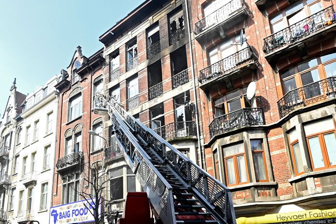 Het gebouw dat maandag door een grote brand in de as gelegd werd.
