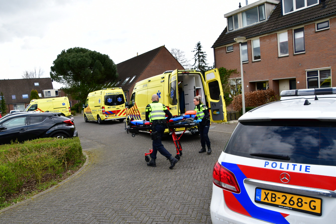 Meerdere ambulances in het Gelderse Westervoort na de steekpartij.