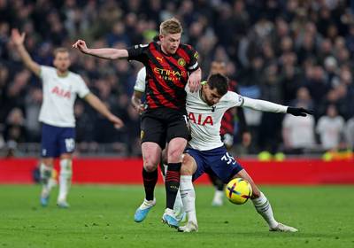 Invaller De Bruyne en Man City profiteren niet van misstap Arsenal: knullige tegengoal beslist topper in voordeel van Tottenham